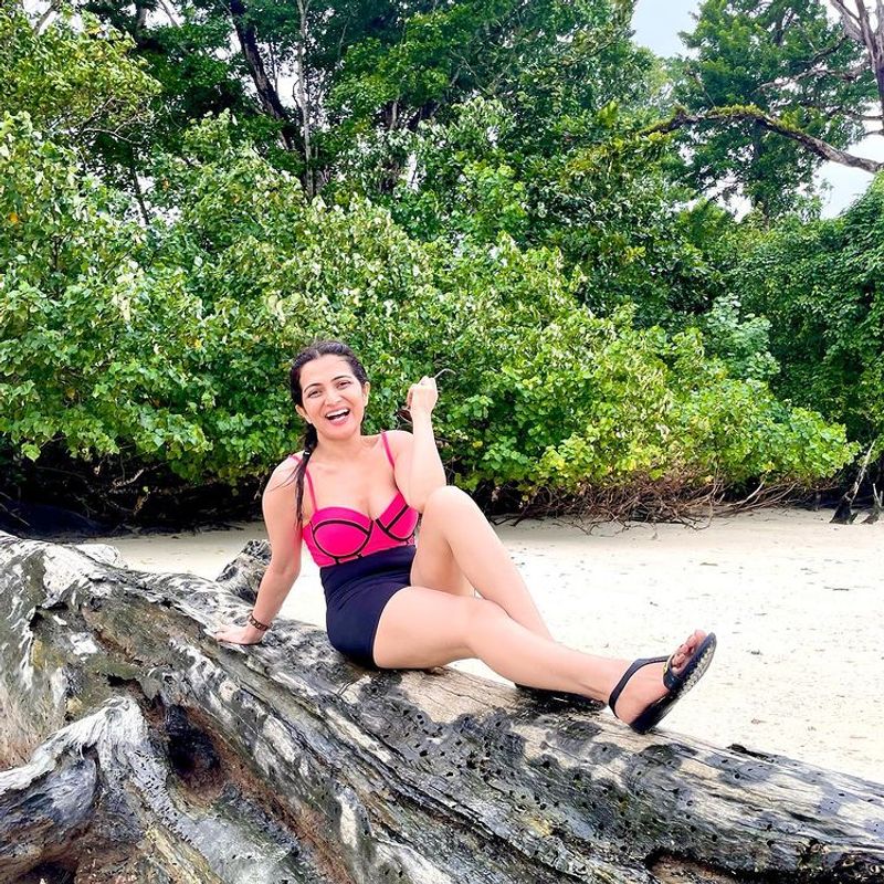 Glamor pose given by Vijay TV host Divyadarshini in pink color tight beach dress