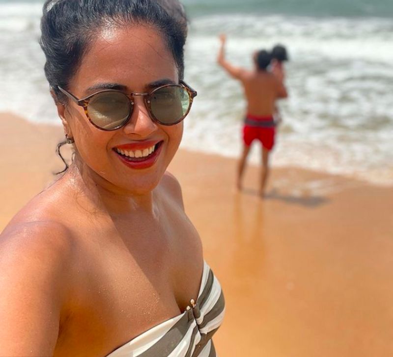Actress Sameera Reddy vacation photos viral dpl