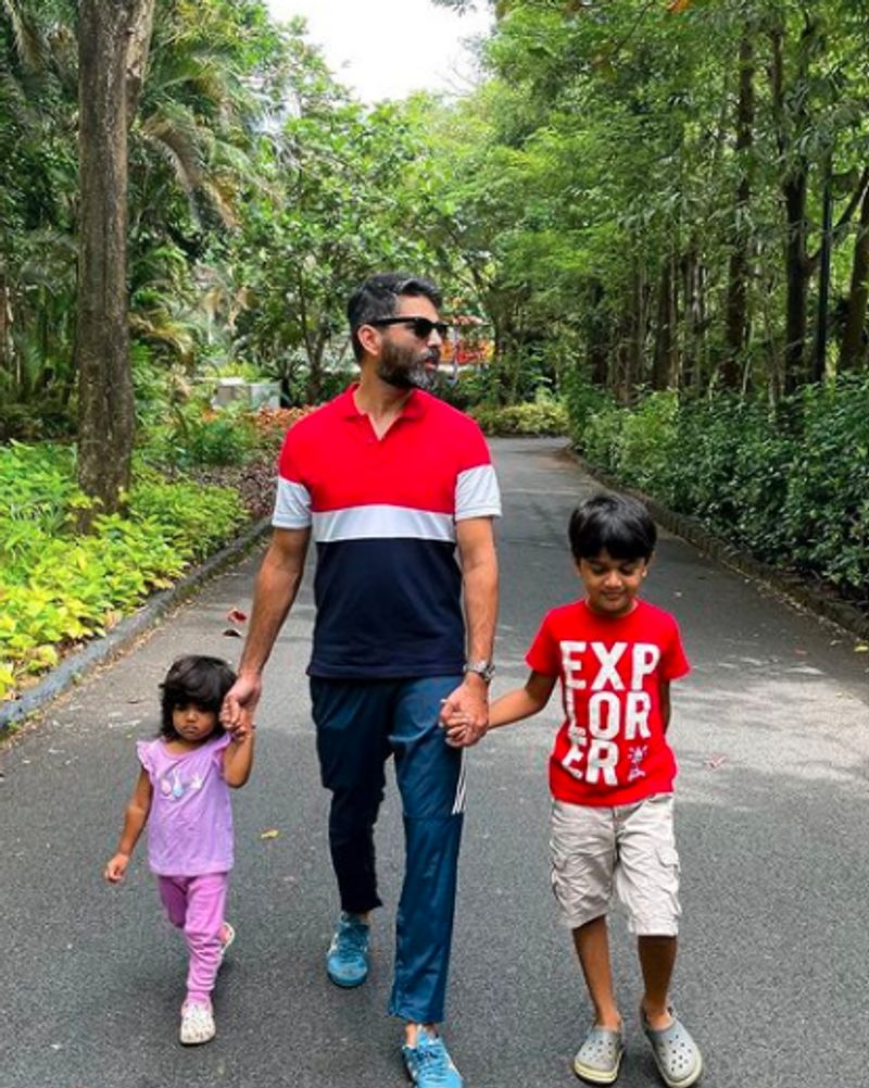 Actress Sameera Reddy vacation photos viral dpl