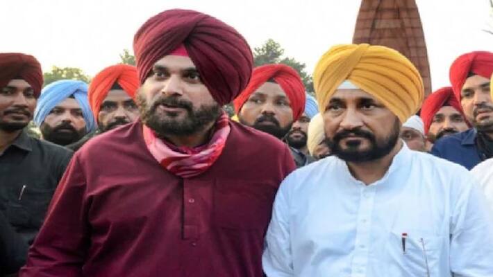 Navjot Singh Sidhu-Punjab CM Charanjit Singh Channi put up united face during Congress strategy meet bpsb Navjot Singh Sidhu-Punjab CM Charanjit Singh Channi put up united face during Congress strategy meet bpsb