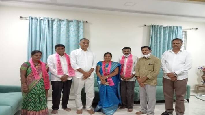 Huzurabad Bypoll... Karimnagar BJP Women Leaders Joined TRS Huzurabad Bypoll... Karimnagar BJP Women Leaders Joined TRS