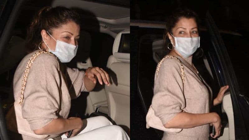 Kareena Kapoor spotted outside apparment in short dress and without makeup