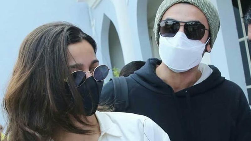 Ranbir Kapoor protects Alia Bhatt as fans surround them for selfie at Jodhpur airport