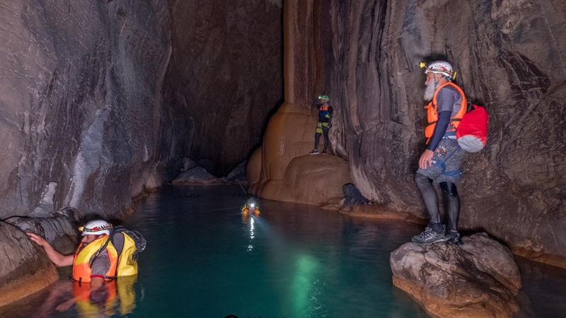 oman cavers expedition at the well of hell in Yemen