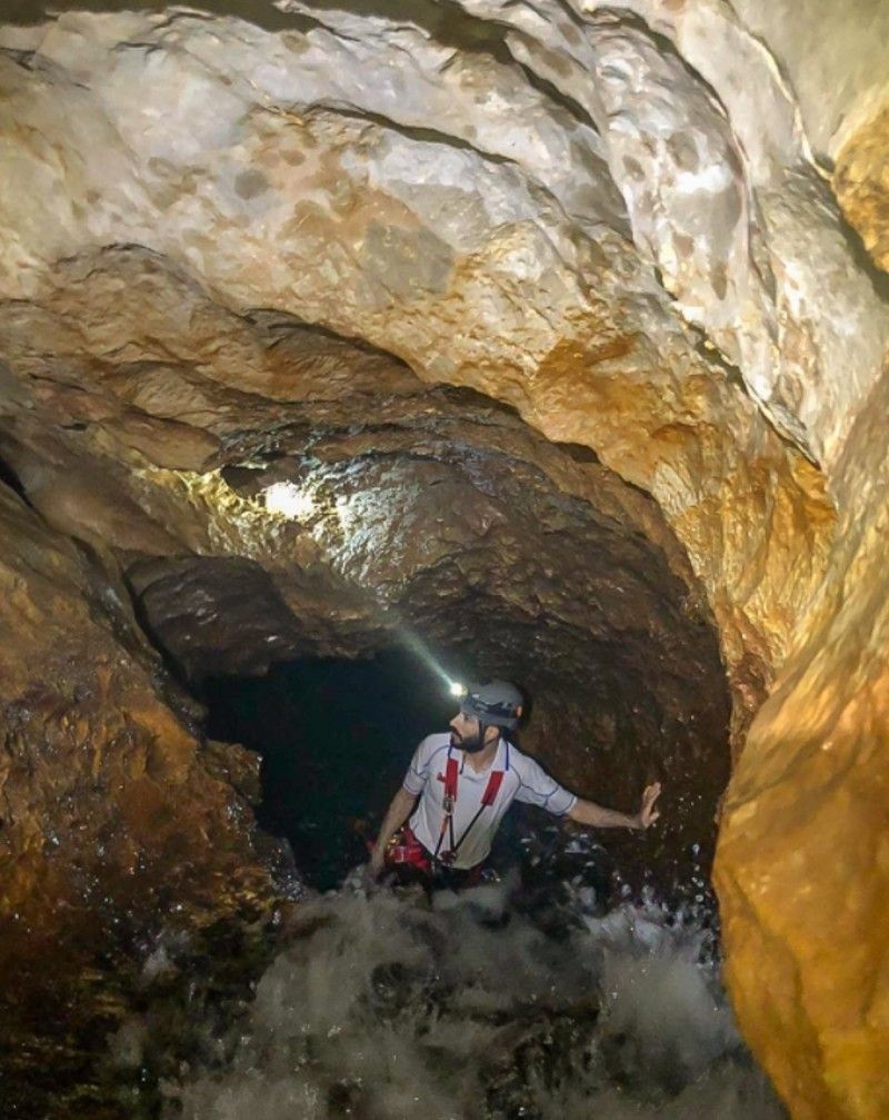 oman cavers expedition at the well of hell in Yemen