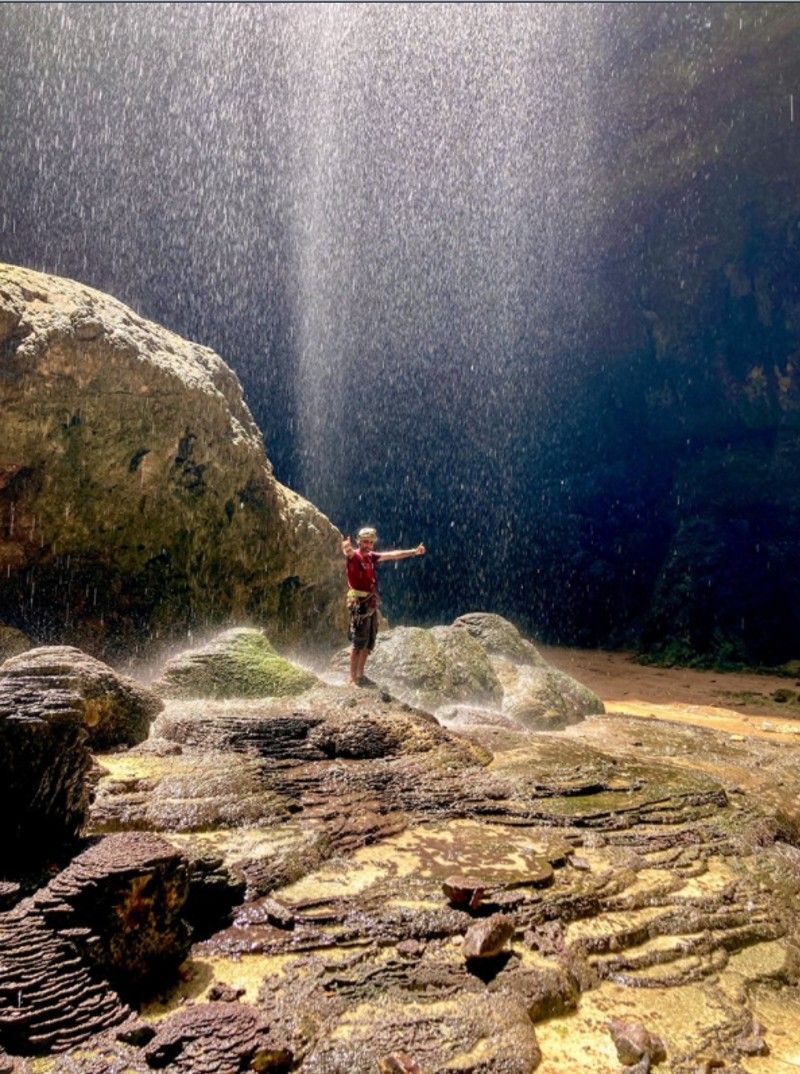 oman cavers expedition at the well of hell in Yemen