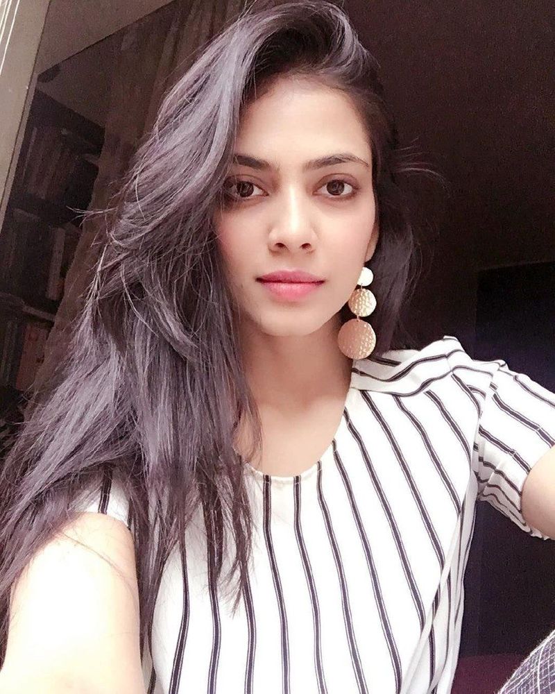 malavika mohanan hollywood look in green trendy wear photos hulchul