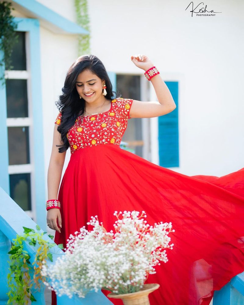 allu arjun sister vaishnavi cute poses shake internet she got crazy role in ajith valimai