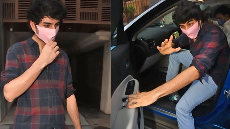 Kareena Kapoor spotted with son Jeh, actress looked tensed