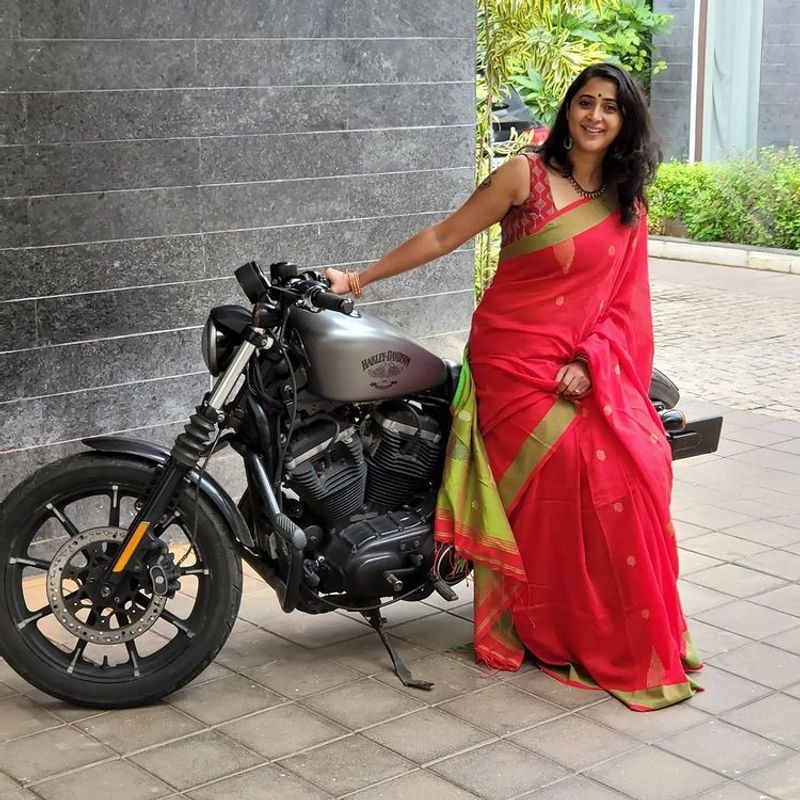 Actress kaniha sitting on the bullet stylish photos goes viral