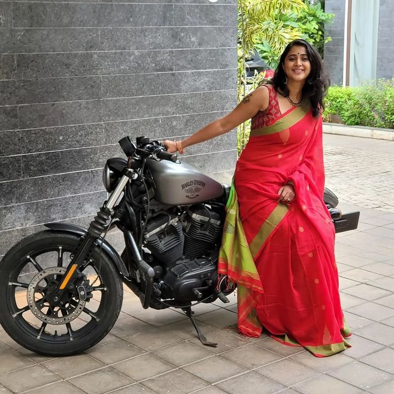 Actress kaniha sitting on the bullet stylish photos goes viral