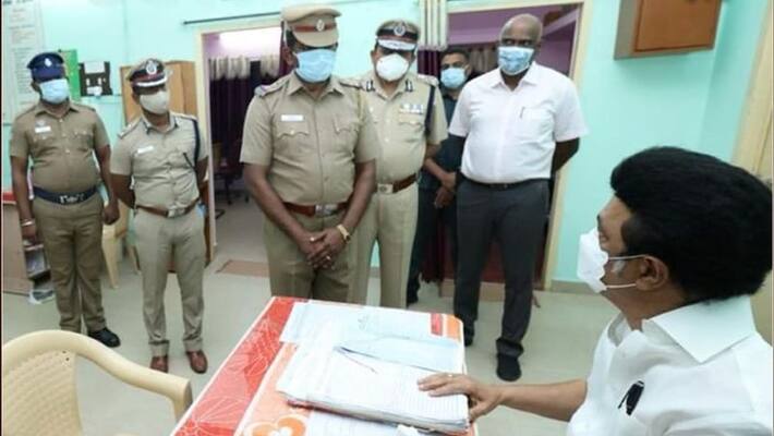 Chief Minister Stalin stormed into the police station. Screaming police .. Photos going viral. Chief Minister Stalin stormed into the police station. Screaming police .. Photos going viral.