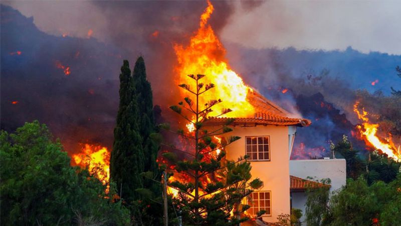Viral shocking pictures of volcano eruption in spanish island of la palma