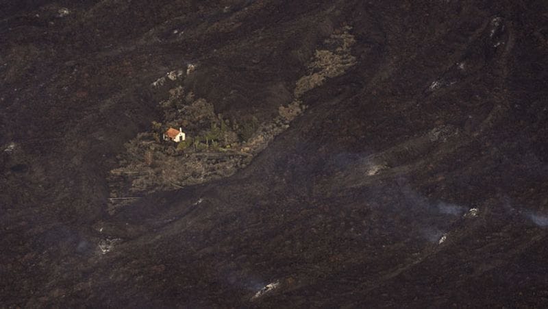 Viral shocking pictures of volcano eruption in spanish island of la palma