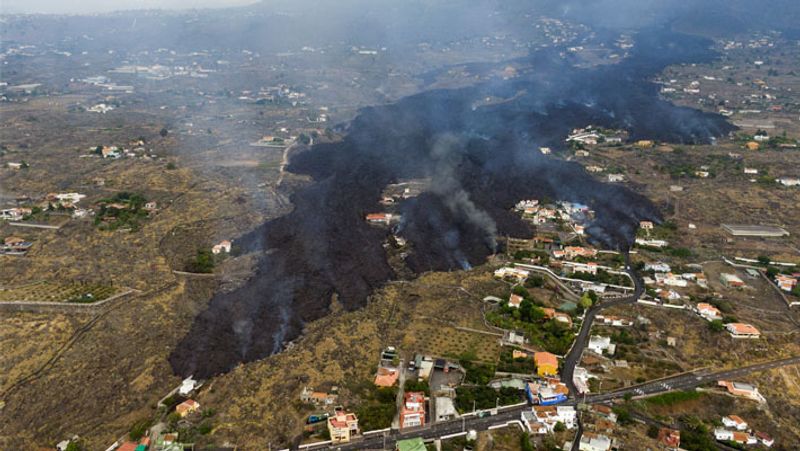 Viral shocking pictures of volcano eruption in spanish island of la palma