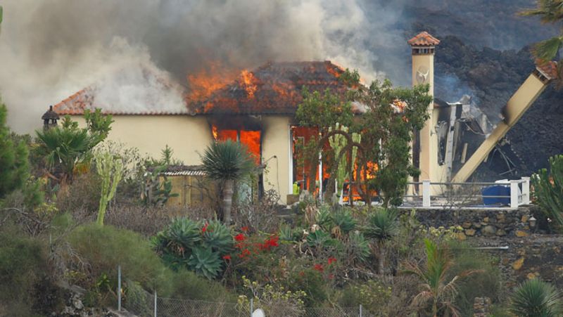 Viral shocking pictures of volcano eruption in spanish island of la palma