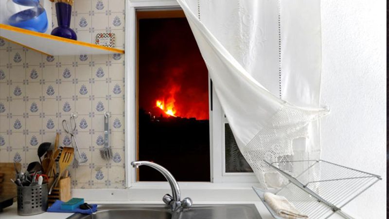 Viral shocking pictures of volcano eruption in spanish island of la palma