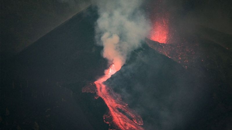 Viral shocking pictures of volcano eruption in spanish island of la palma