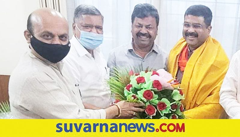 Renukacharya Jeevraj meets CM basavaraj bommai snr