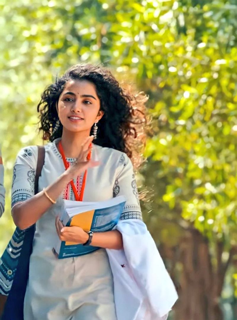 curly hair killing looks anupama parameswaran latest photos goes trending