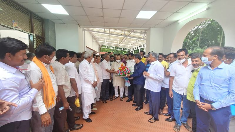 Renukacharya Jeevraj meets CM basavaraj bommai snr