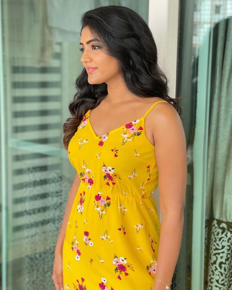 eesha rebba hot poses in sleeve less yellow night wear pics goes viral