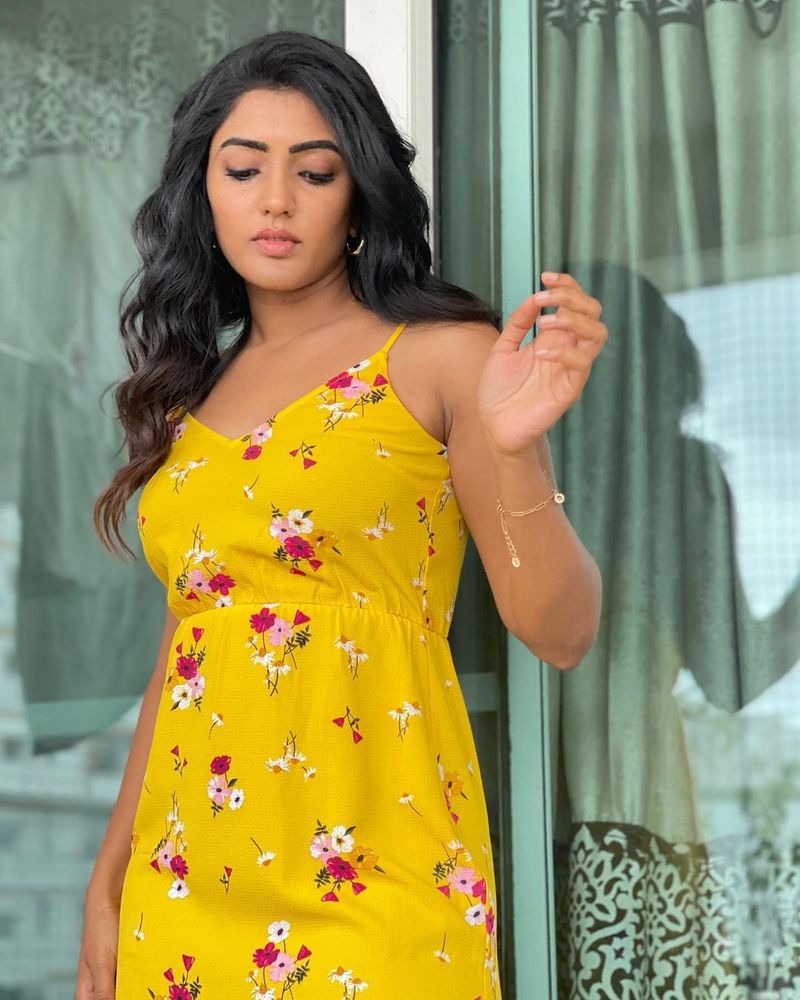 eesha rebba hot poses in sleeve less yellow night wear pics goes viral