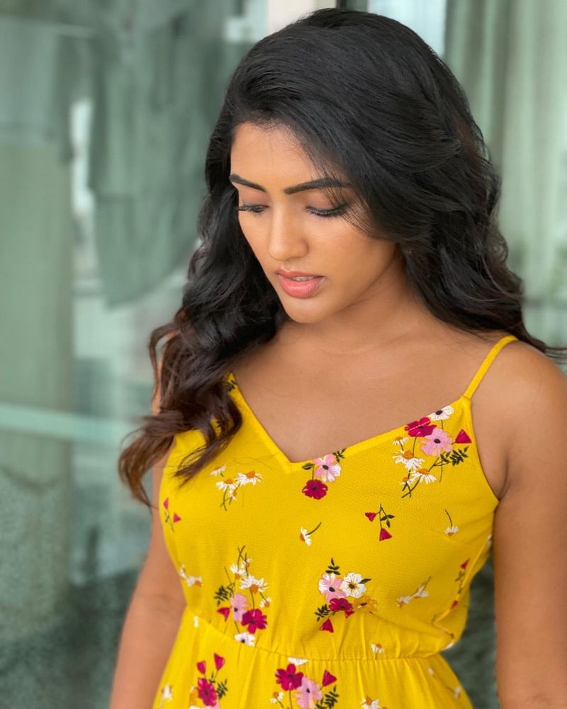 Alluring Actress Eesha Rebba posted hot poses in the water
