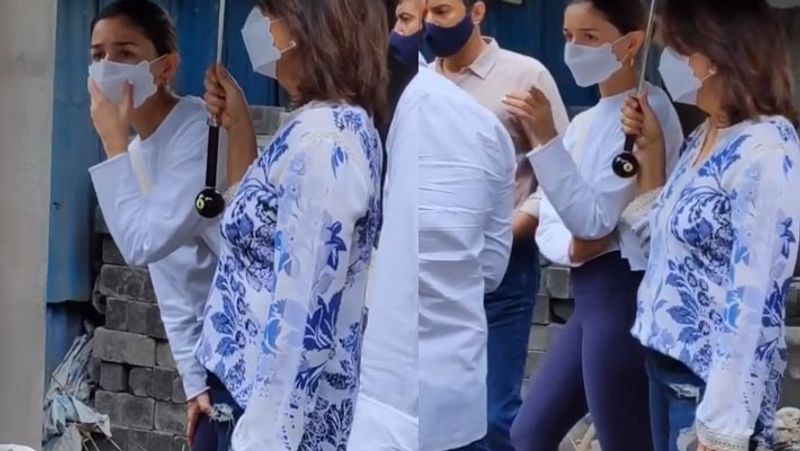 neetu singh with alia bhatt and ranbir kapoor spotted at krishnaraj bunglow to see construction work going on