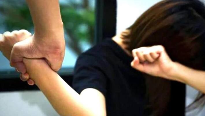 Man assaults girlfriend after she refuses to sleep with his brother and friend Punjab mah Man assaults girlfriend after she refuses to sleep with his brother and friend Punjab mah
