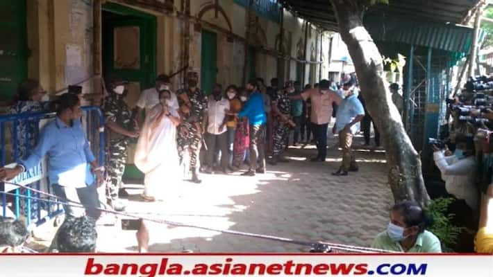 Mamata Banerjee Casted vote at Mitra Institution in Bhabanipur By Election RTB Mamata Banerjee Casted vote at Mitra Institution in Bhabanipur By Election RTB