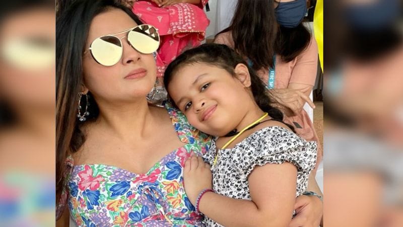 IPL 2021 - Sakshi is reportedly pregnent, will MS Dhoni be a father again, what says Suresh Raina's wife ALB