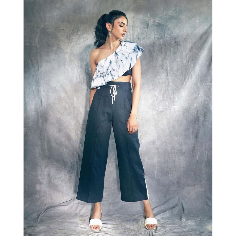 heroin rakul preeth singh latest look getting trolled by natizens
