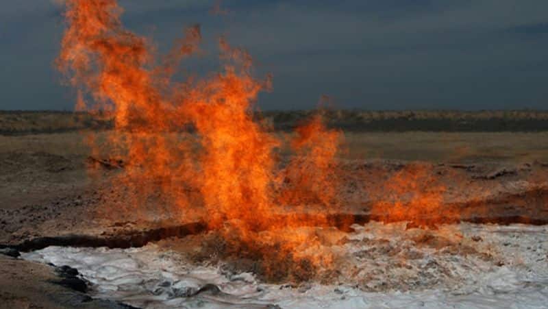 तुर्कमेनिस्तान काराकुम रेगिस्तान में जलती हुई नरक की आग का रहस्य
