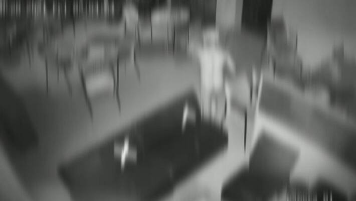 Break the glass and go inside, stealing as naked, police searching the accused Break the glass and go inside, stealing as naked, police searching the accused