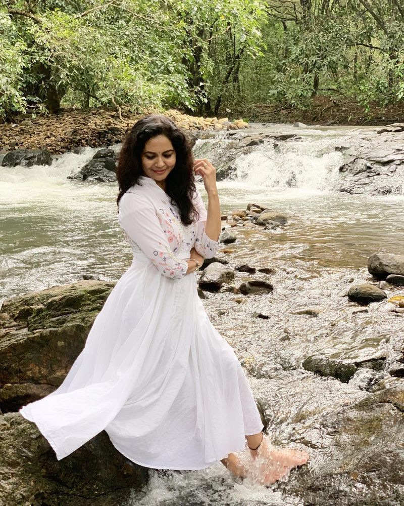 singer sunitha enjoys her goa vacation with close friends says best destination for nature lovers