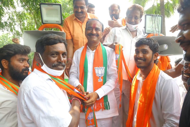 huzurabad bypoll... jammikunta trs ex president joins bjp presence of eatala