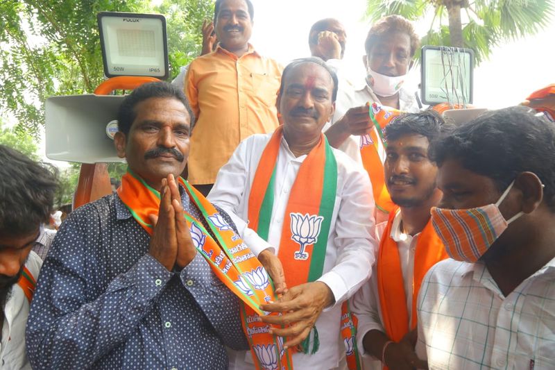huzurabad bypoll... jammikunta trs ex president joins bjp presence of eatala