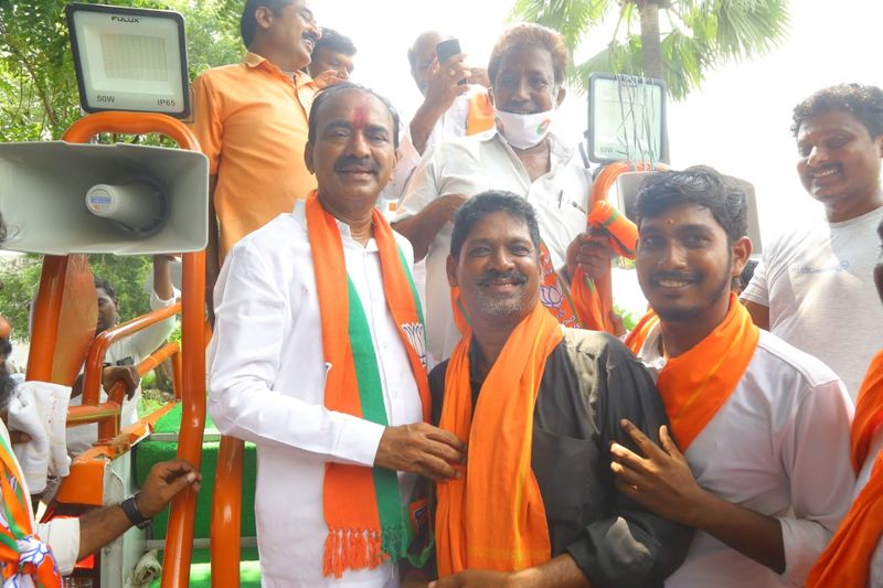 huzurabad bypoll... jammikunta trs ex president joins bjp presence of eatala
