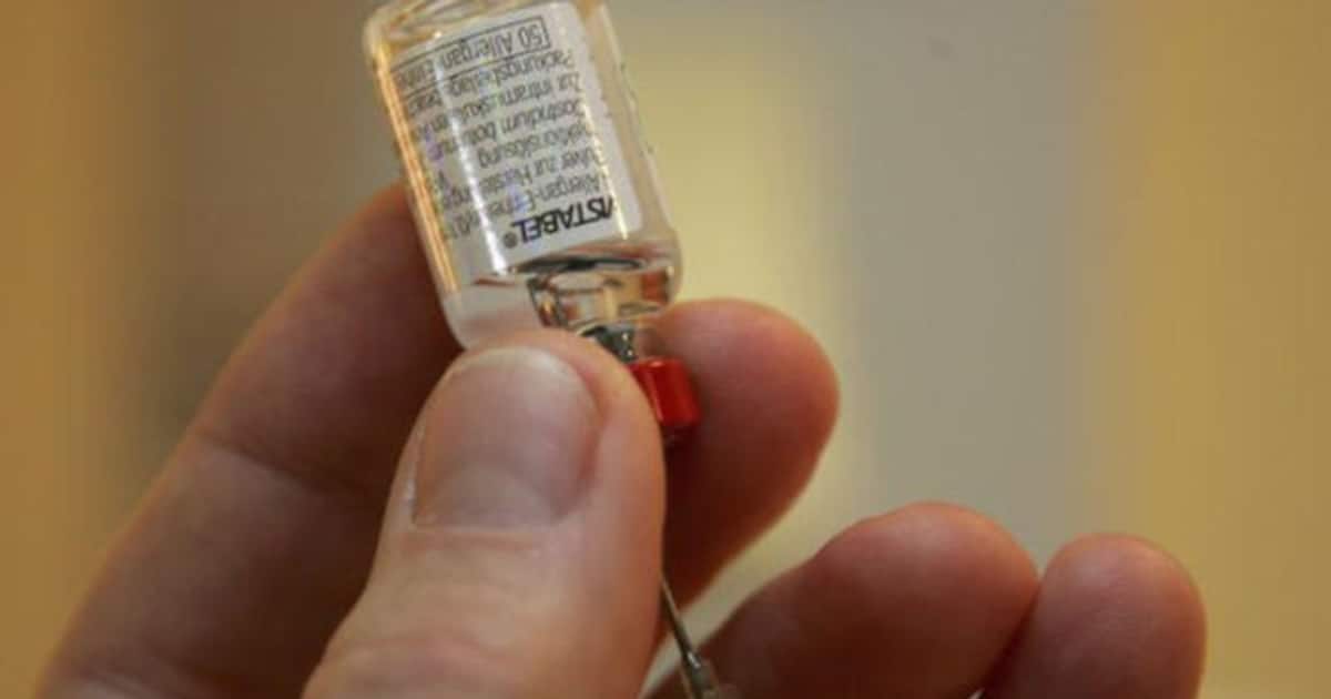 தடுப்பு மருந்துக்கு பதில் சலைன் சொல்யூஷன்.. வசமாக சிக்கிய மருத்துவர் - பரபரப்பு...!