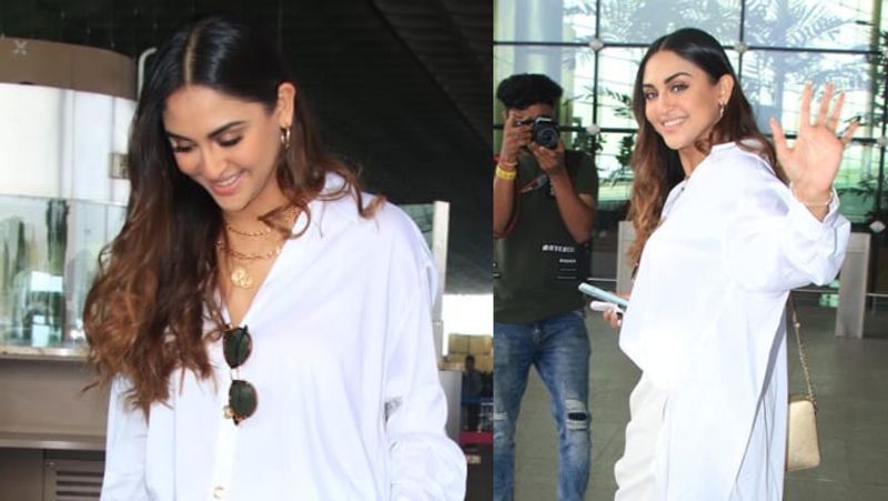 kareena kapoor spotted wearing short and shirt, these bollywood celebs also seen in different places