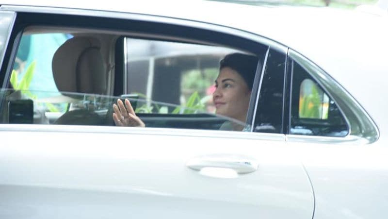 kareena kapoor spotted wearing short and shirt, these bollywood celebs also seen in different places