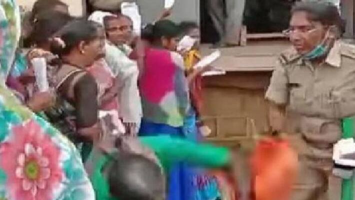 women si throws women farmer on the ground in karnataka women si throws women farmer on the ground in karnataka