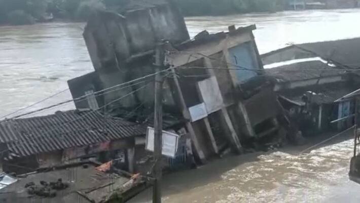House collapsed due to the flood situation in ghatal bmm House collapsed due to the flood situation in ghatal bmm