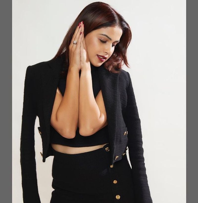 Genelia stuns in black dress, photos goes viral
