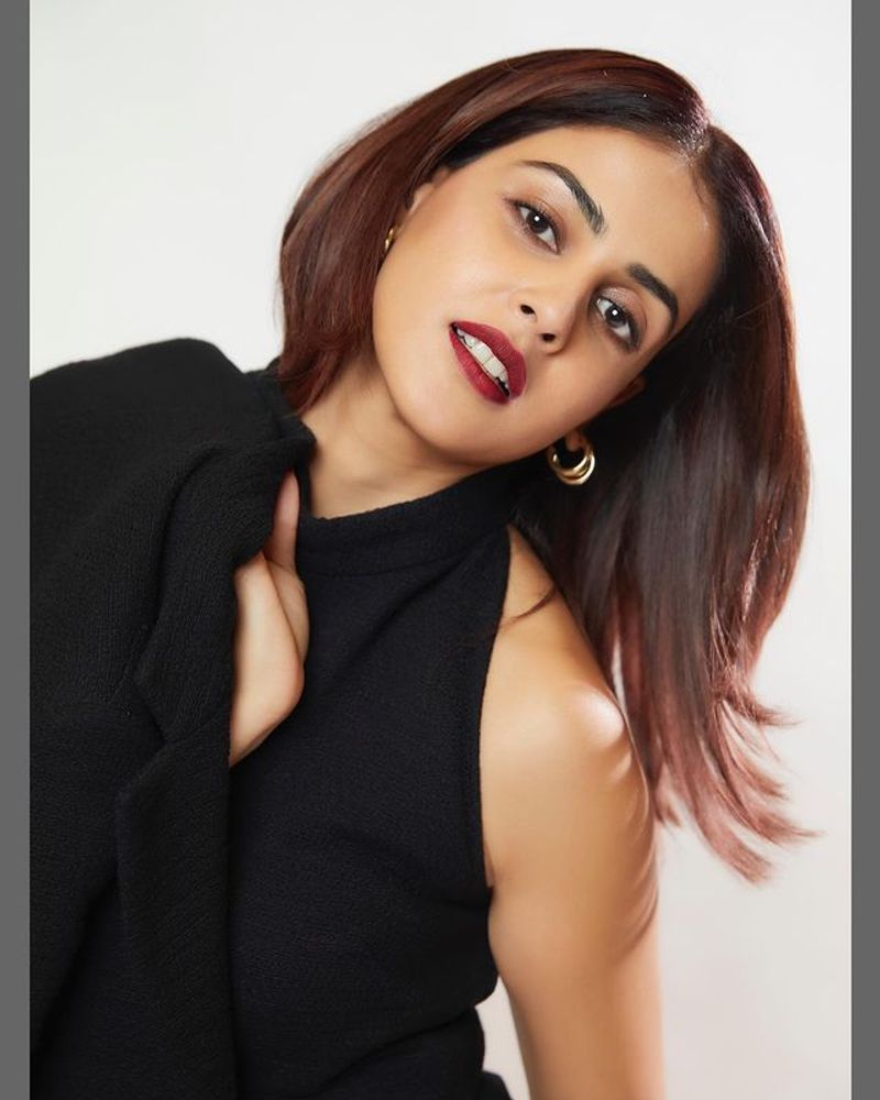 Genelia stuns in black dress, photos goes viral