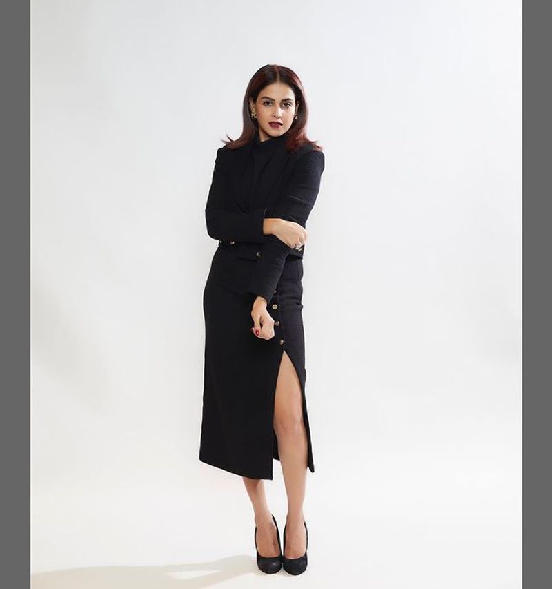 Genelia stuns in black dress, photos goes viral
