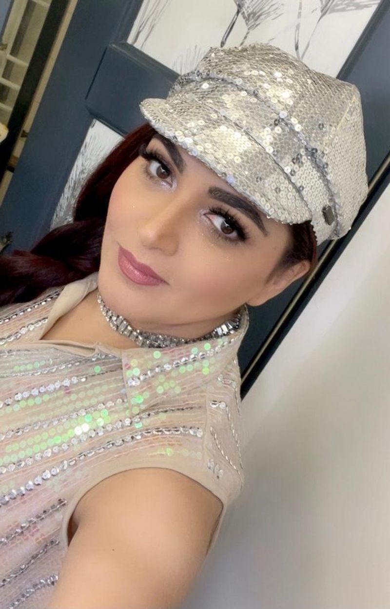 khushboo sundar look like teenage girl in latest photos just stunning