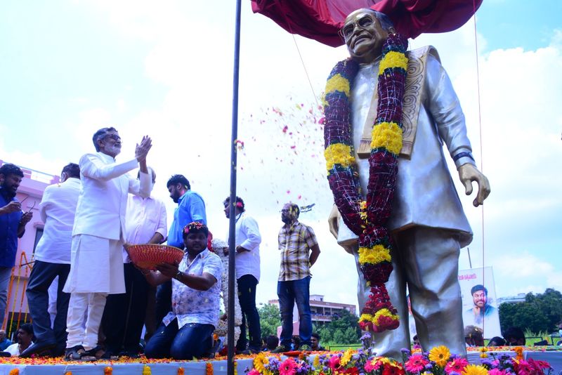 chiranjeevi unveil the statue of allu ramalingaiah in rajahmundry
