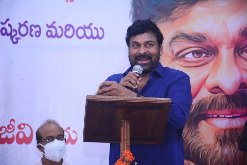 chiranjeevi unveil the statue of allu ramalingaiah in rajahmundry